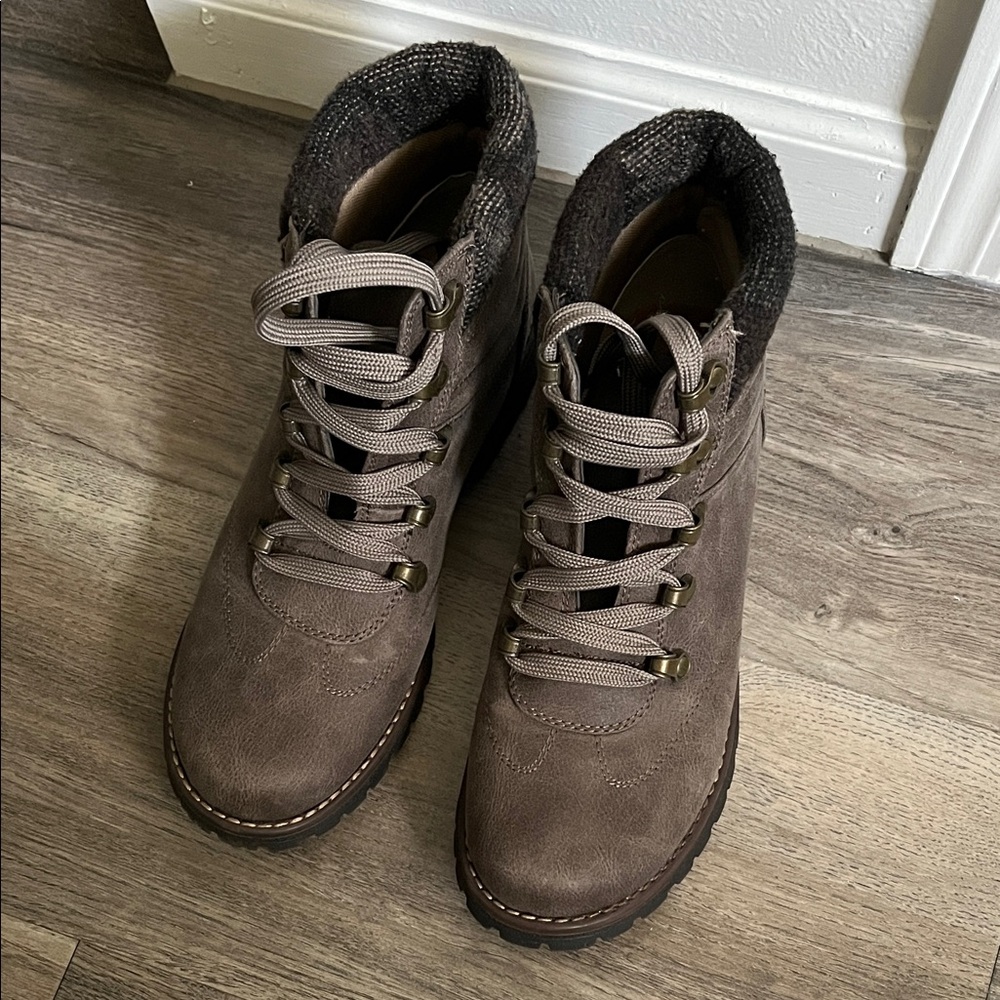 Women’s Army Green Colored Sonoma Lace-Up Boots